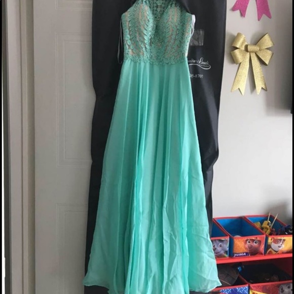 Prom/grad dress - Picture 2 of 5
